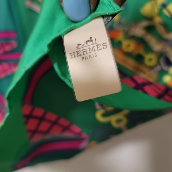 Hermes Bouquets Sellier Scarf 100%Silk - Picture 4 of 6